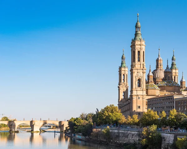 Catedral-Basílica de Nuestra Señora del Pilar - Iglesia católica romana, Zaragoza, España. Copiar espacio para texto . —  Fotos de Stock