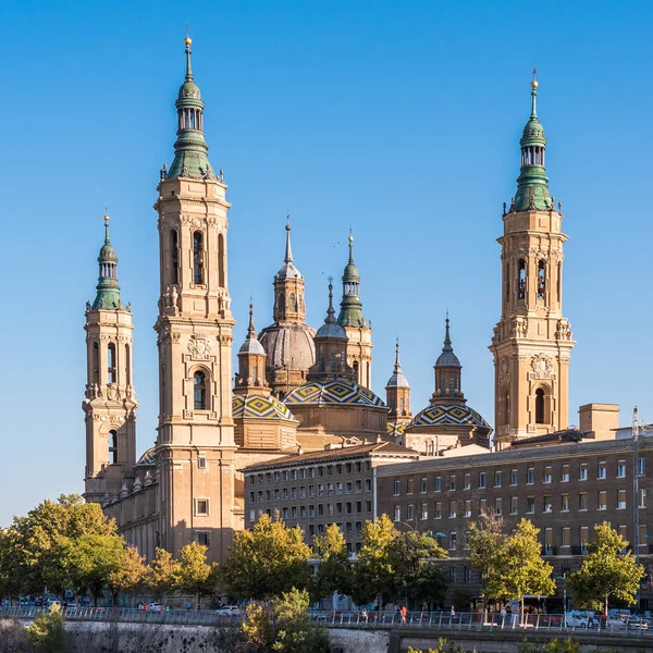 De kathedraal-basiliek van onze lieve vrouw van pijler - een rooms-katholieke kerk, Zaragoza, Spanje. Ruimte voor tekst kopiëren. — Stockfoto