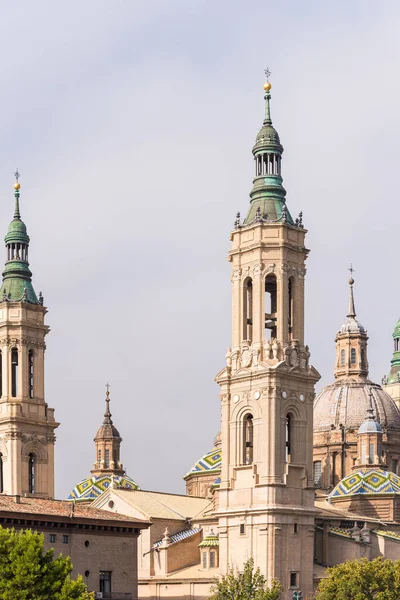 Catedral-Basílica de Nuestra Señora del Pilar - Iglesia católica romana, Zaragoza, España. Copia espacio para texto. Vertical . —  Fotos de Stock