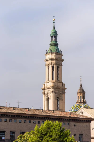 ローマ カトリック教会、聖母柱 - サラゴサ、スペインの大聖堂バシリカ。テキストのためのスペースにコピーします。垂直方向. — ストック写真