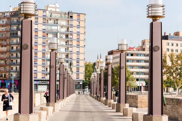 Zaragoza, İspanya - 27 Eylül 2017: Ebro nehrinin üzerinde köprü. Metin için yer kopyalayın.