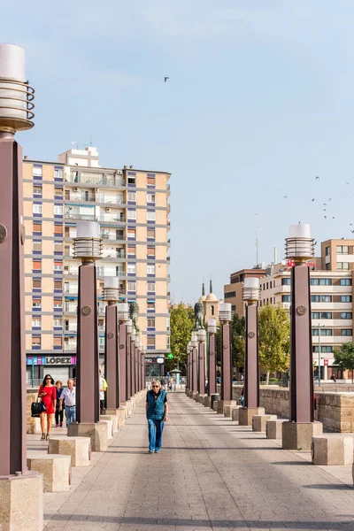 Zaragoza, İspanya - 27 Eylül 2017: Ebro nehrinin üzerinde köprü. Metin için yer kopyalayın. Dikey.