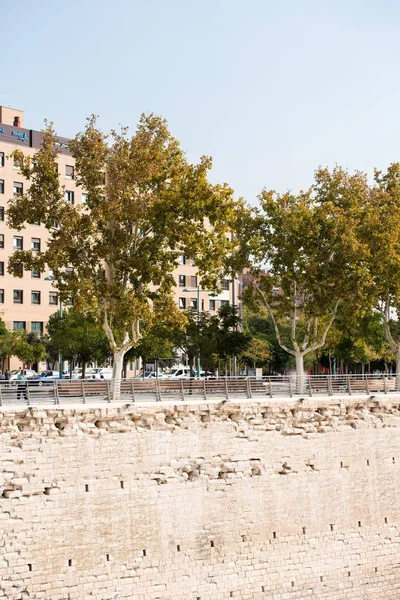 Zaragoza, İspanya - 27 Eylül 2017: Quay Ebro Nehri boyunca. Metin için yer kopyalayın. Dikey.