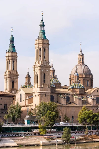 Vår Fru av pelare - en romersk-katolska kyrkan, Zaragoza, Spanien katedral-basilikan. Kopiera utrymme för text. Vertikal. — Stockfoto