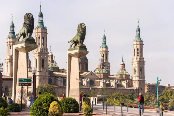 Zaragoza, Španělsko - 27 září 2017: Most přes řeku Ebro na pozadí katedrála-bazilika Panny Marie od sloupku. Kopírovat prostor pro text. — Stock fotografie