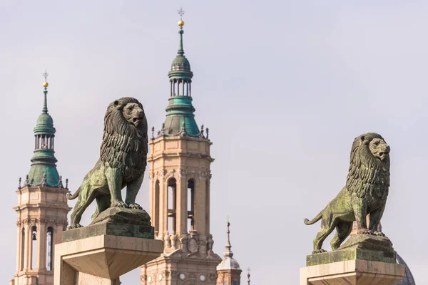 Esculturas de leones sobre el fondo de la Catedral-Basílica de Nuestra Señora del Pilar, Zaragoza, España. Primer plano . —  Fotos de Stock
