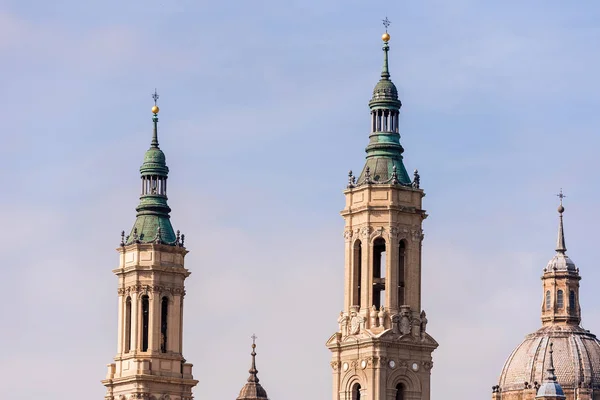 Catedral-Basílica de Nossa Senhora do Pilar - uma igreja católica romana, Zaragoza, Espanha. Espaço de cópia para texto . — Fotografia de Stock