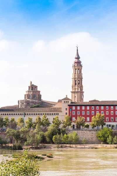 La Cattedrale del Salvatore o Catedral del Salvador a Saragozza, Spagna. Copia spazio per testo. Verticale . — Foto Stock