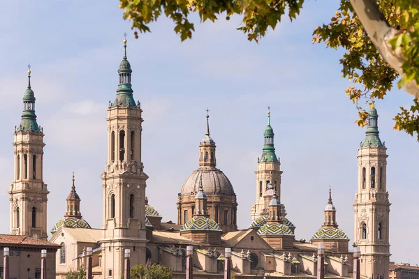 Catedral-Basílica de Nossa Senhora do Pilar - uma igreja católica romana, Zaragoza, Espanha. Com foco seletivo . — Fotografia de Stock