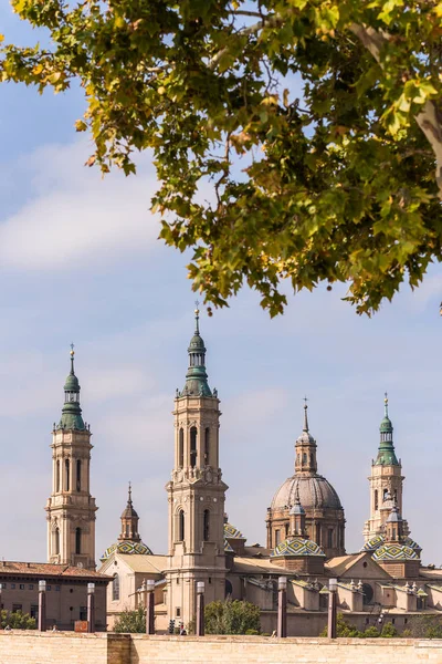 Vår Fru av pelare - en romersk-katolska kyrkan, Zaragoza, Spanien katedral-basilikan. Med selektiv fokus. Vertikal. — Stockfoto