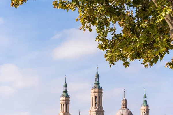 Catedral-Basílica de Nuestra Señora del Pilar - Iglesia católica romana, Zaragoza, España. Con enfoque selectivo . —  Fotos de Stock
