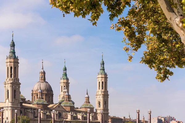 Catedral-Basílica de Nuestra Señora del Pilar - Iglesia católica romana, Zaragoza, España. Con enfoque selectivo . —  Fotos de Stock