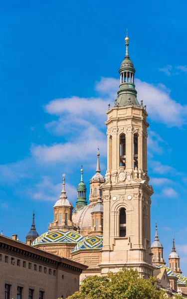 Catedral-Basílica de Nuestra Señora del Pilar - Iglesia católica romana, Zaragoza, España. Copia espacio para texto. Vertical . — Foto de Stock