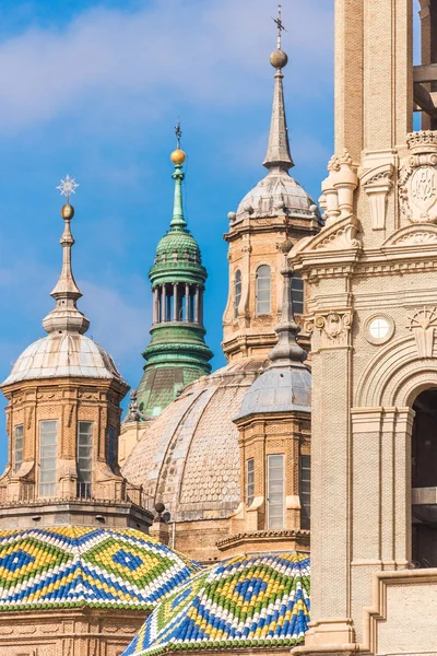 Ayağı Our Lady - Roma Katolik Kilisesi, Zaragoza, İspanya Katedrali-Bazilikası. Yakın çekim. — Stok fotoğraf