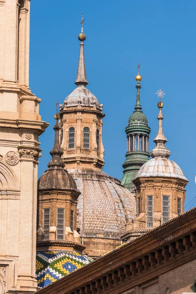 Catedral-Basílica de Nuestra Señora del Pilar - Iglesia católica romana, Zaragoza, España. Primer plano . —  Fotos de Stock