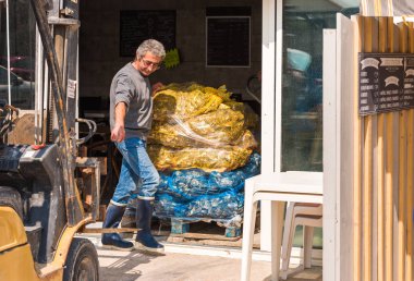 Leucate, Fransa - 8 Eylül 2017: Deniz Cafe yükleyici. Yakın çekim.