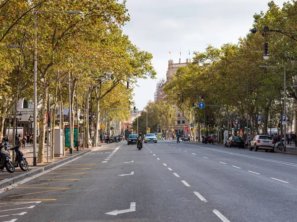 Barcelona, Spanje - 3 oktober 2017: Uitzicht op de straat van de stad van Barcelona. Ruimte voor tekst kopiëren. — Stockfoto