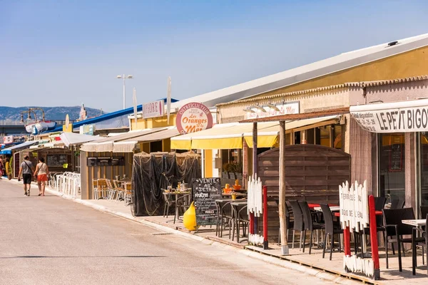 LEUCATE, FRANCIA - 8 de septiembre de 2017: Vista de la cafetería de la calle. Copiar espacio para texto . — Foto de Stock