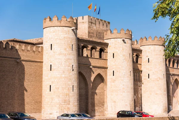 Vista del palacio Aljaferia, construido en el siglo XI en Zaragoza, España. Vertical. Copiar espacio para texto . —  Fotos de Stock