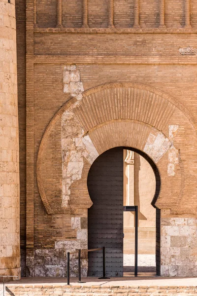 La entrada principal al palacio de Aljaferia, construido en el siglo XI en Zaragoza, España. Copia espacio para texto. Vertical . — Foto de Stock