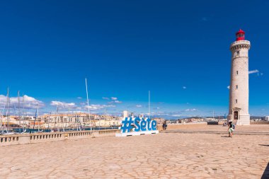 Sete, Fransa - 10 Eylül 2017: Sete Limanı Güney Fransa'da Akdeniz yakınındaki yılında deniz feneri ile çarpıcı. Metin için yer kopyalayın