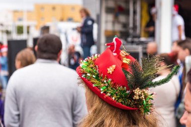 Agde, Fransa - 9 Eylül 2017: Kadın retro otomobil Volkswagen sergisinde bir yılbaşı şapkalı. Yakın çekim. 