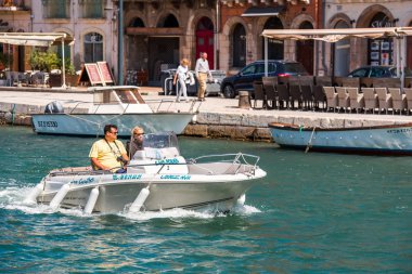 Sete, Fransa - 10 Eylül 2017: Çift royal canal yelkenli bir teknede. Metin için yer kopyalayın.                  