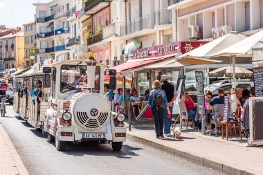 Sete, Fransa - 10 Eylül 2017: Gezi lokomotif bir şehir sokakta. Metin için yer kopyalayın.