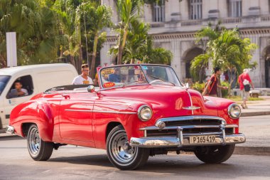 Küba, Havana - 5 Mayıs 2017: Amerikan kırmızı retro cabriolet caddenin üzerinde. Yakın çekim.