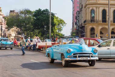 Küba, Havana - 5 Mayıs 2017: Amerikan mavi retro cabriolet caddenin üzerinde. Metin için yer kopyalayın.