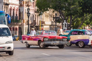 Küba, Havana - 5 Mayıs 2017: Amerikan kırmızı retro cabriolet caddenin üzerinde. Metin için yer kopyalayın.