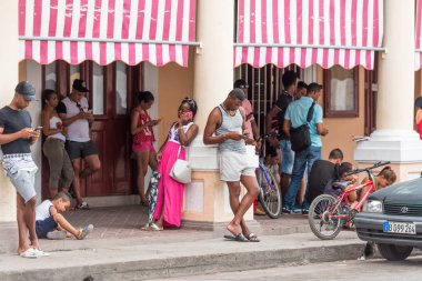 Küba, Havana - 5 Mayıs 2017: Grup building yakınındaki insan. Metin için yer kopyalayın.