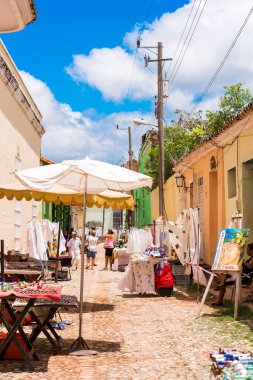 Trinidad, Küba - 16 Mayıs 2017: Eski şehir sokak görünümünü. Metin için yer kopyalayın. Dikey.