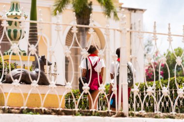 Dövme çitlerin arkasındaki insanlar, Trinidad, Sancti Spiritus, Cuba. Metin için boşluk Kopyala.