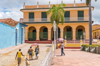 Trinidad, Küba - 16 Mayıs 2017: İnsanlar şehir meydanında. Metin için yer kopyalayın.