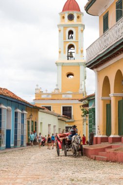 Trinidad, Küba - 16 Mayıs 2017: İnsanlar şehir meydanında. Metin için yer kopyalayın.