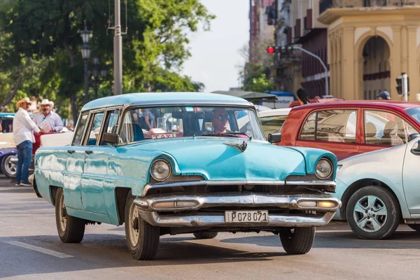 Kuba, Hawana - 5 maja 2017: Niebieski amerykański samochód retro na danej ulicy miasta. Szczelnie-do góry. — Zdjęcie stockowe