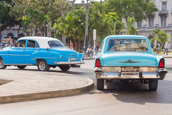 Kuba, Havanna - 5. Mai 2017: ein blaues amerikanisches Retro-Auto auf einer Stadtstraße. Kopierraum für Text. — Stockfoto