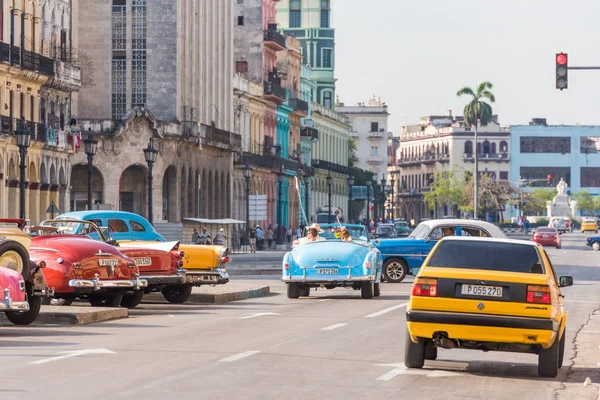 Kuba, Havanna - 5. Mai 2017: Amerikanische Retro-Autos auf einer Stadtstraße. Kopierraum für Text. — Stockfoto