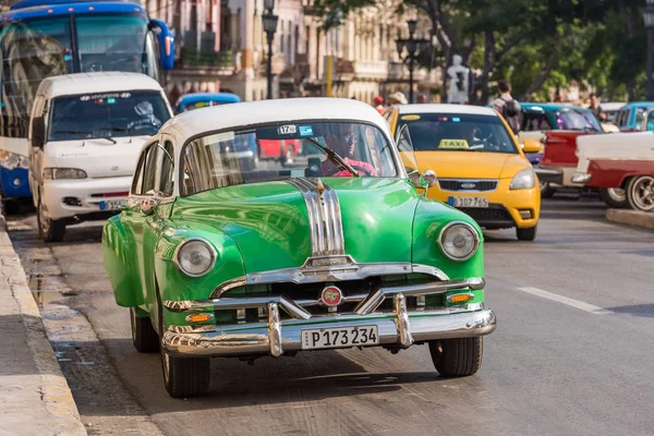 Kuba, Havana - 5. května 2017: Zelené americké retro auto na ulici města. Kopírovat prostor pro text. — Stock fotografie