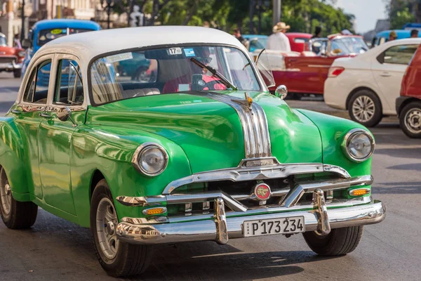 Kuba, Havana - 5. května 2017: Zelené americké retro auto na ulici města. Detail. — Stock fotografie