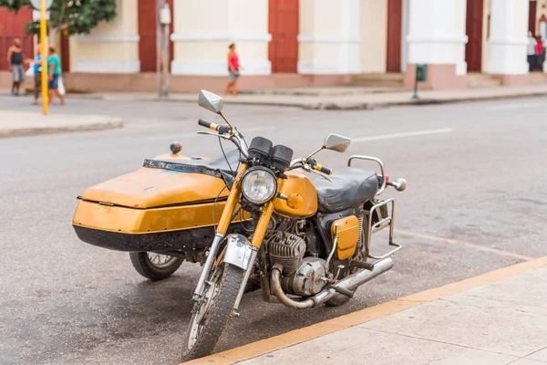 Žluté retro motocykl na městské ulici, Kuba, Havana. Kopírovat prostor pro text. — Stock fotografie
