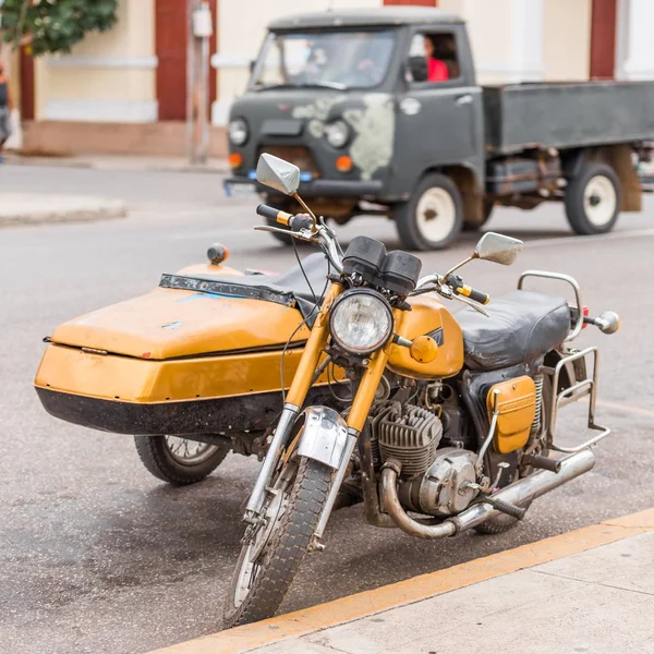 Żółty retro motocykl na miasto street, Kuba, Hawana. Szczelnie-do góry. — Zdjęcie stockowe