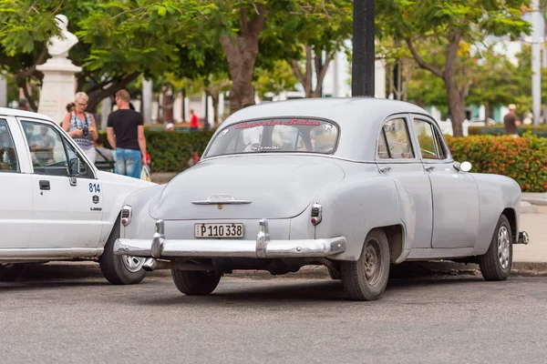 Kuba, Havanna - 2017. május 5.: Amerikai szürke retro autó a város utca. Közeli kép:. — Stock Fotó