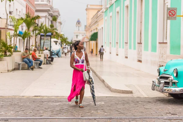 Куба, Гавани - 5 травня 2017: Жінка в рожевій сукні на міській вулиці. Копія простір для тексту. — стокове фото