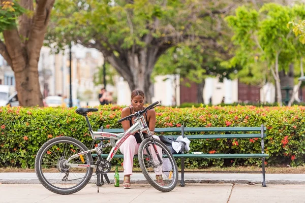 Kuba, Havana - 5. května 2017: Dívka s kolo v parku. Kopírovat prostor pro text. — Stock fotografie