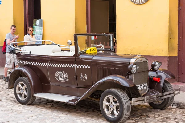 CUBA, LA HABANA - 5 de mayo de 2017: Un automóvil retro americano marrón en una calle de la ciudad. Primer plano . — Foto de Stock