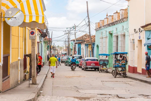 Trinidad, Cuba - 16 mei 2017: Uitzicht op de stad straat. Ruimte voor tekst kopiëren. — Stockfoto