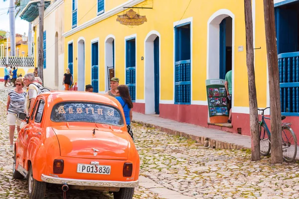 Trinidad, Kuba - 2017. május 16.: Orange retro autó város utca. Hely, a szöveg másolása. — Stock Fotó