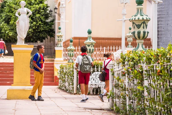 Trinidad, Kuba - 2017. május 16.: A kilátás a város szobrok. A gyermekek a város egy utcáján. Hely, a szöveg másolása. — Stock Fotó